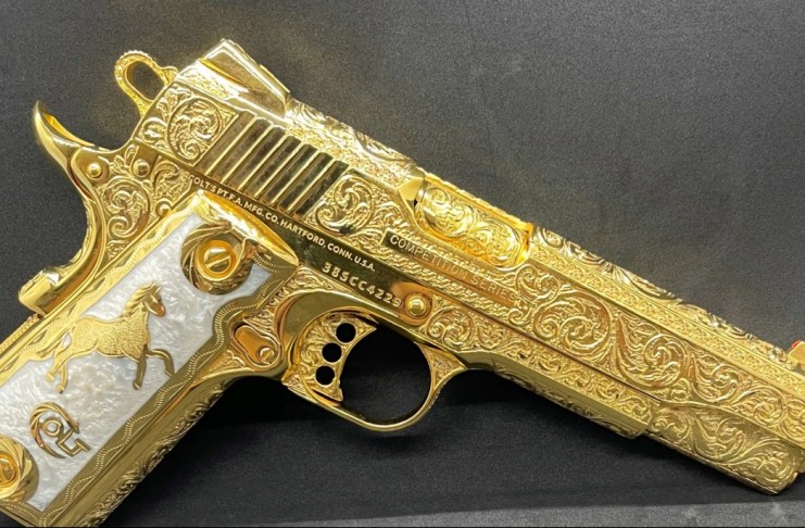 Fotografía divulgada por la Fiscalía del Distrito Sur de Florida que muestra una pistola de oro confiscada a un ciudadano hondureño. Foto La Hora: EFE