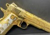 Fotografía divulgada por la Fiscalía del Distrito Sur de Florida que muestra una pistola de oro confiscada a un ciudadano hondureño. Foto La Hora: EFE