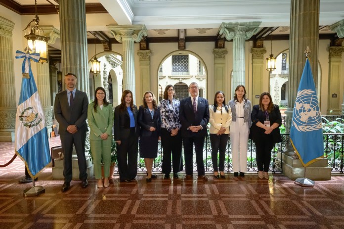 20260818__AI__PRESIDENTE BERNARDO AREVALO SOSTUVO REUNION CON REPRESENTANTES DE DERECHOS HUMANOS DE ONU Y EMPRESARIOS EN PALACIO NACIONAL 001 (1) El gobierno busca colaborar con el grupo de la ONU para evaluar derechos humanos y empresas; buscan promover politicas publicas.