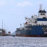 Fotografía que muestra buques portacontenedores transitando por el Canal de Panamá, en Ciudad de Panamá (Panamá). Foto La Hora: EFE
