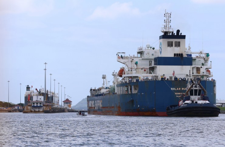 El Canal de Panamá reduce el tránsito diario de buques de 36 a 32 para enfrentar a El Niño Fotografía que muestra buques portacontenedores transitando por el Canal de Panamá, en Ciudad de Panamá (Panamá). Foto La Hora: EFE
