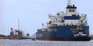 El Canal de Panamá reduce el tránsito diario de buques de 36 a 32 para enfrentar a El Niño Fotografía que muestra buques portacontenedores transitando por el Canal de Panamá, en Ciudad de Panamá (Panamá). Foto La Hora: EFE