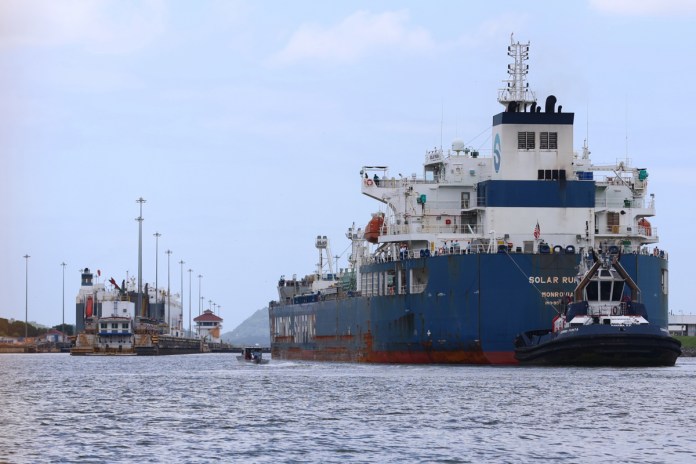 El Canal de Panamá reduce el tránsito diario de buques de 36 a 32 para enfrentar a El Niño Fotografía que muestra buques portacontenedores transitando por el Canal de Panamá, en Ciudad de Panamá (Panamá). Foto La Hora: EFE