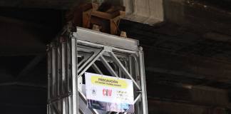 El Ministerio de Comunicaciones instaló un soporte metálico sobre el puente del Anillo Periférico, el cual presenta daños.