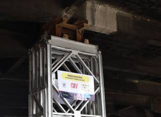 El Ministerio de Comunicaciones instaló un soporte metálico sobre el puente del Anillo Periférico, el cual presenta daños.