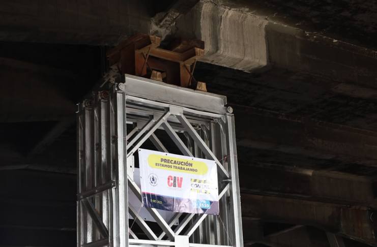 CIV Instala soporte metálico en puente del Anillo Periférico y espera iniciar evaluación la próxima semana El Ministerio de Comunicaciones instaló un soporte metálico sobre el puente del Anillo Periférico, el cual presenta daños.