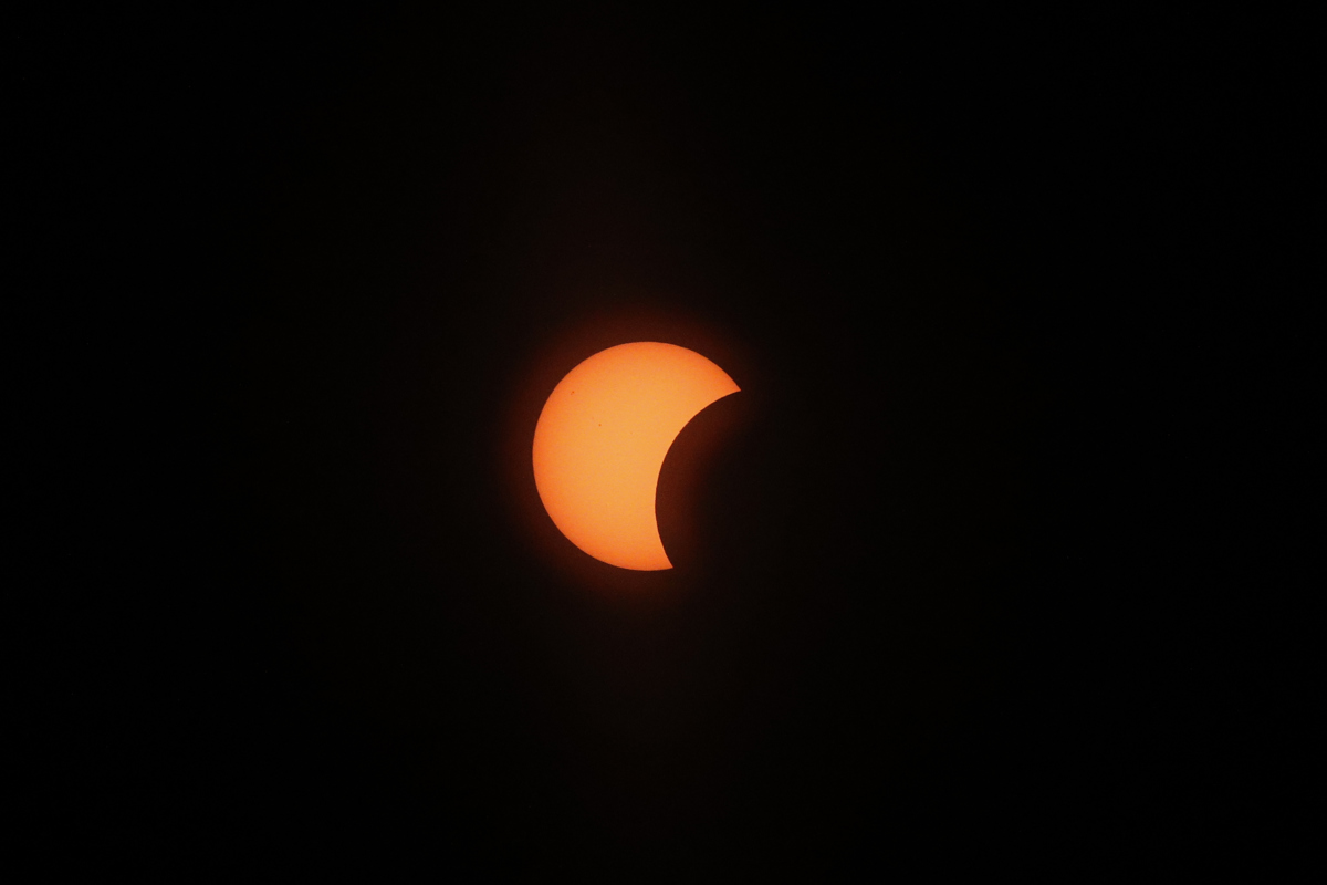 PALAS DE REI (LUGO), 12/08/2026.- Comienza el eclipse de sol visto desde Castillo de Pambre en Palas Rei, Lugo, este miércoles. EFE/Kiko Delgado