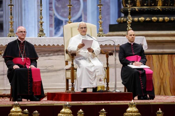 El Papa León XIV (i) celebra su audiencia general semanal en la Basílica de San Pedro en Ciudad del Vaticano, el 5 de agosto de 2026. (Papa, Italia) EFE/EPA/FABIO FRUSTACI
