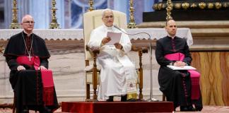 El Papa León XIV (i) celebra su audiencia general semanal en la Basílica de San Pedro en Ciudad del Vaticano, el 5 de agosto de 2026. (Papa, Italia) EFE/EPA/FABIO FRUSTACI
