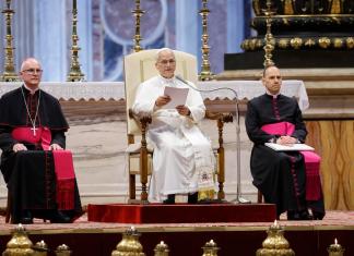 El Papa León XIV (i) celebra su audiencia general semanal en la Basílica de San Pedro en Ciudad del Vaticano, el 5 de agosto de 2026. (Papa, Italia) EFE/EPA/FABIO FRUSTACI