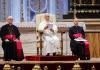 El Papa León XIV (i) celebra su audiencia general semanal en la Basílica de San Pedro en Ciudad del Vaticano, el 5 de agosto de 2026. (Papa, Italia) EFE/EPA/FABIO FRUSTACI