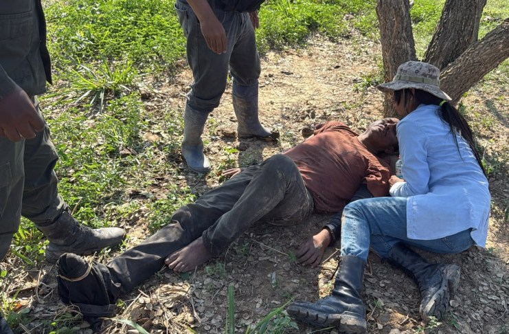 Hallan con vida a un fiscal desaparecido hace una semana tras accidente aéreo en Bolivia Fotografía cedida por la Fiscalía General del Estado de Bolivia, que muestra el operativo de rescate del fiscal departamental de Beni, Alexander Mendoza (c), quien fue encontrado con vida después de sufrir un accidente aéreo la semana pasada, después de que la avioneta. Foto La Hora: EFE