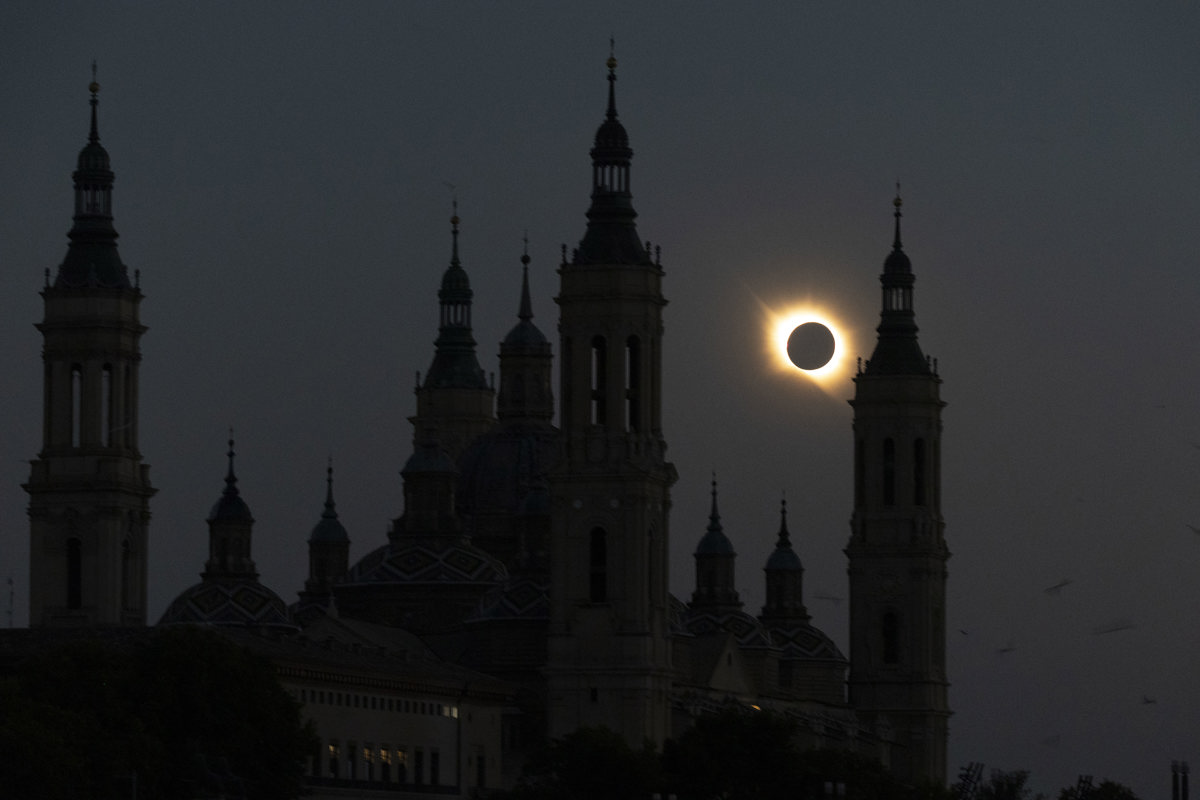 ZARAGOZA, 12/08/2026.- Vista del eclipse solar en Zaragoza, este miércoles. EFE/ Javier Belver