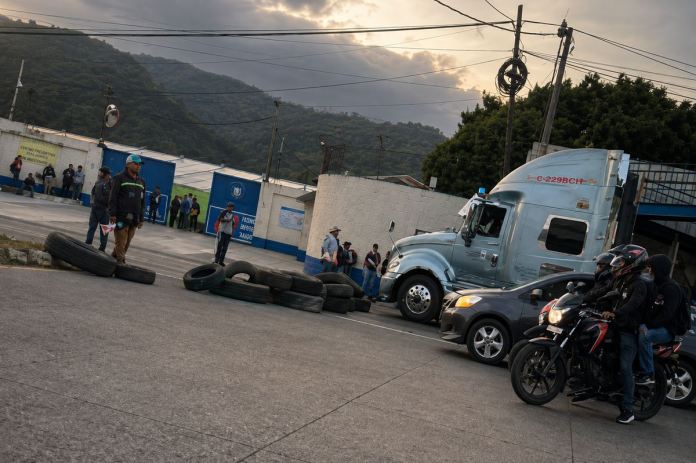 Transportistas bloquean la ruta al pacifico en inmediaciones de Palín, Escuintla; falta de infraestructura vial el motivo.