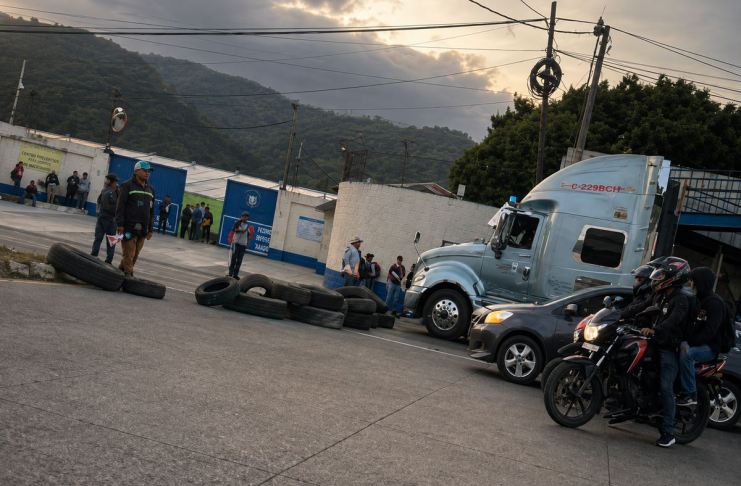 Bloqueo en ruta al Pacífico por parte de transportistas afecta circulación hacia la ciudad capital y la CA-9 Transportistas bloquean la ruta al pacifico en inmediaciones de Palín, Escuintla; falta de infraestructura vial el motivo.