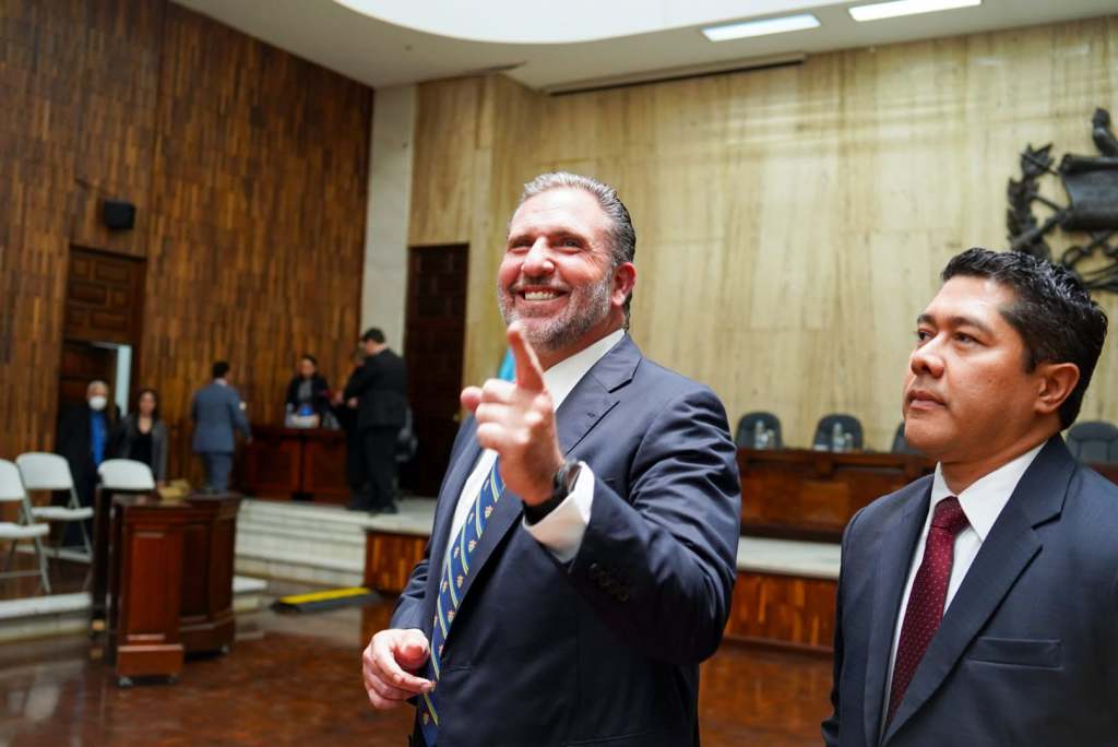 Roberto Arzú y David Pineda en la CSJ por su exclusión del proceso electoral de 2023. Foto La Hora: Roberto Arzú