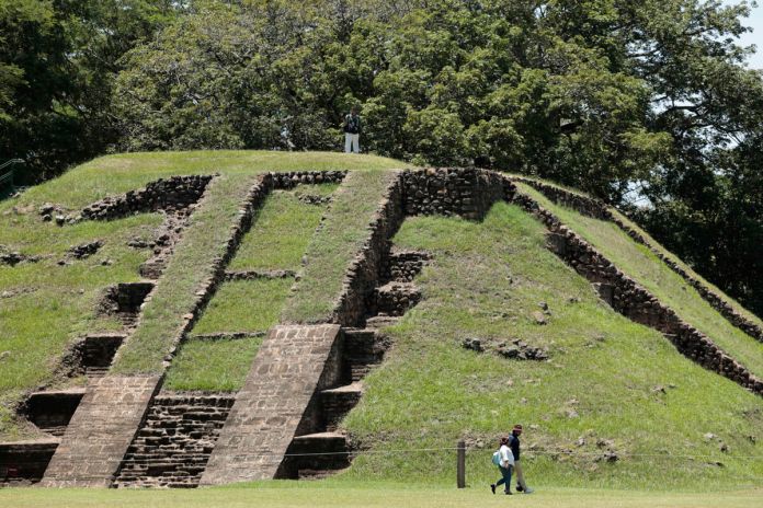 Fotografía que muestra la pirámide principal del Parque Arqueológico Cihuatán este jueves, en Aguilares (El Salvador). Foto La Hora: EFE