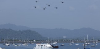 Helicópteros de diferentes Fuerzas Armadas participan en un ejercicio durante el evento de ejercicios multinacionales Panamax 2026 este jueves, en el Puerto de Cruceros en Ciudad de Panamá supervisado por Pete Hegseth. Foto La Hora: EFE