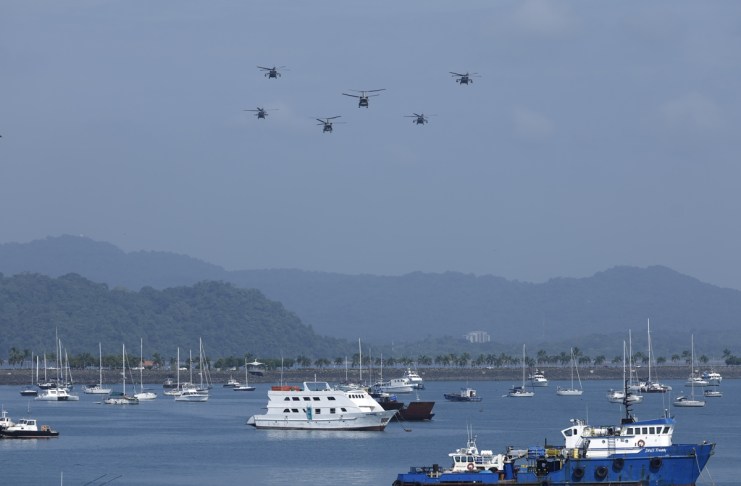 Helicópteros de diferentes Fuerzas Armadas participan en un ejercicio durante el evento de ejercicios multinacionales Panamax 2026 este jueves, en el Puerto de Cruceros en Ciudad de Panamá supervisado por Pete Hegseth. Foto La Hora: EFE