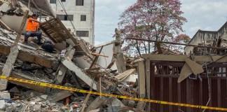 Fotografía que muestra una vivienda destruida este sábado en el barrio Cuarto de Legua, donde vivían las trillizas Saavedra. Foto La Hora: EFE