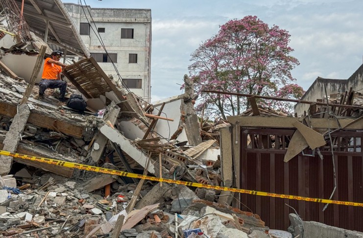 Fotografía que muestra una vivienda destruida este sábado en el barrio Cuarto de Legua, donde vivían las trillizas Saavedra. Foto La Hora: EFE