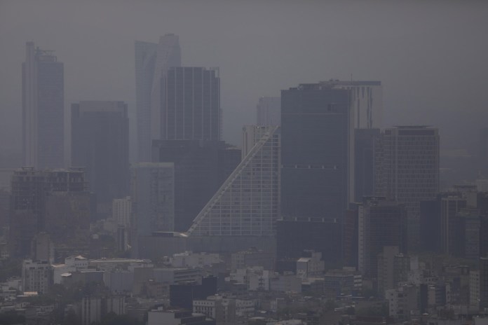 Panorámica de la Ciudad de México con contaminación del aire