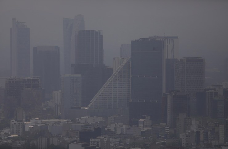 Panorámica de la Ciudad de México con contaminación del aire