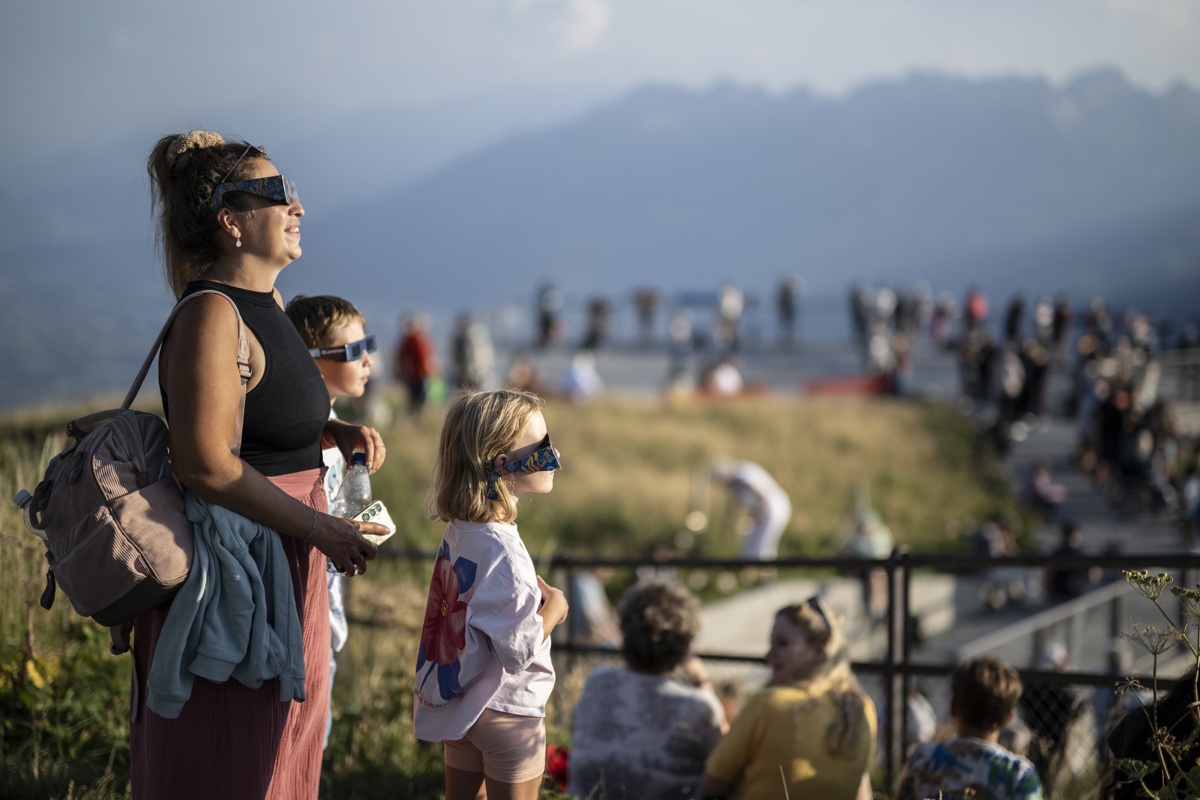 BRUELISAU (Switzerland), 12/08/2026.- Spectators watch the beginning of a partial solar eclipse on the mountain Hoher Kasten in Bruelisau, Switzerland, 12 August 2026. (Suiza) EFE/EPA/GIAN EHRENZELLER