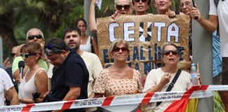 Vecinos de Ceuta esperan la llegada del ministro del Interior, Fernando Grande-Marlaska, a la Delegación del Gobierno de Ceuta donde se reunirá con el presidente de la ciudad autónoma, Juan José Vivas. Foto La Hora: EFE