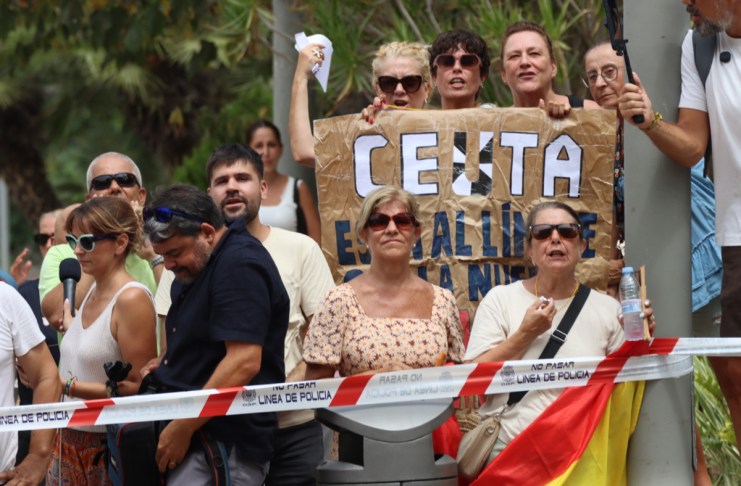 Vecinos de Ceuta esperan la llegada del ministro del Interior, Fernando Grande-Marlaska, a la Delegación del Gobierno de Ceuta donde se reunirá con el presidente de la ciudad autónoma, Juan José Vivas. Foto La Hora: EFE