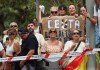 Vecinos de Ceuta esperan la llegada del ministro del Interior, Fernando Grande-Marlaska, a la Delegación del Gobierno de Ceuta donde se reunirá con el presidente de la ciudad autónoma, Juan José Vivas. Foto La Hora: EFE