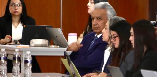 El expresidente de Ecuador Lenín Moreno (i) asiste a la audiencia en la que conocerá su sentencia en el denominado caso Sinohydro. Foto La Hora: EFE