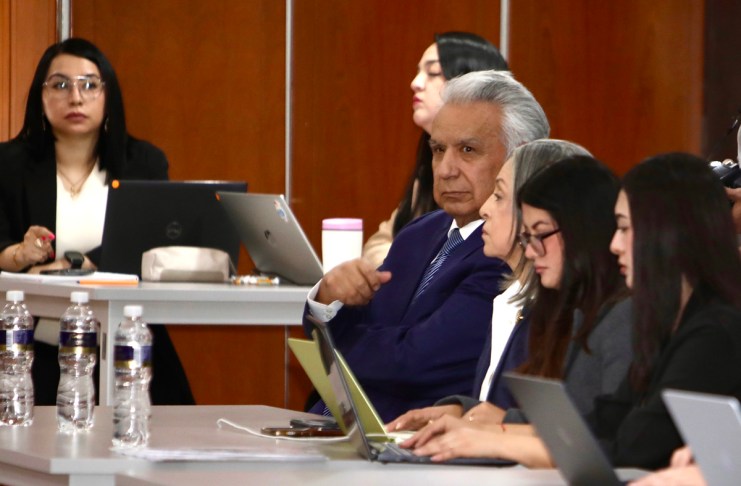 El expresidente de Ecuador Lenín Moreno (i) asiste a la audiencia en la que conocerá su sentencia en el denominado caso Sinohydro. Foto La Hora: EFE