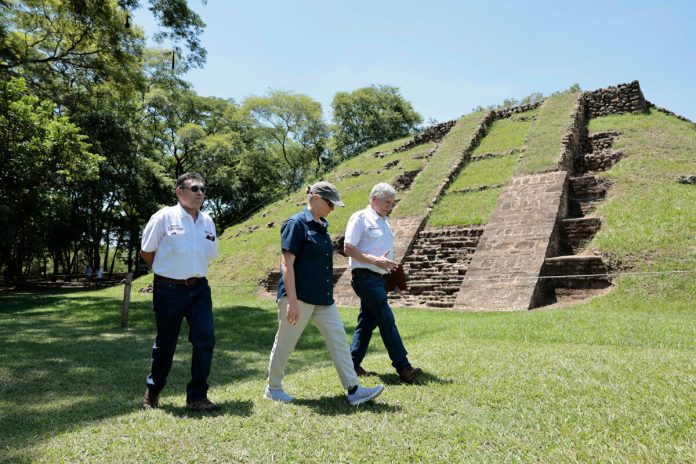 La encargada de Negocios de la Embajada de Estados Unidos, Naomi Fellows (c), visita el Parque Arqueológico Cihuatán este jueves, en Aguilares (El Salvador). Foto La Hora: EFE