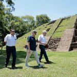 La encargada de Negocios de la Embajada de Estados Unidos, Naomi Fellows (c), visita el Parque Arqueológico Cihuatán este jueves, en Aguilares (El Salvador). Foto La Hora: EFE