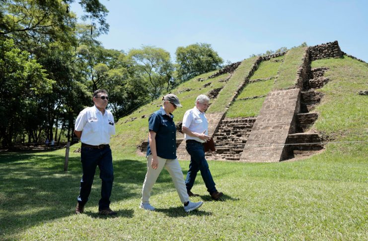 La encargada de Negocios de la Embajada de Estados Unidos, Naomi Fellows (c), visita el Parque Arqueológico Cihuatán este jueves, en Aguilares (El Salvador). Foto La Hora: EFE