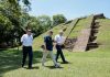 La encargada de Negocios de la Embajada de Estados Unidos, Naomi Fellows (c), visita el Parque Arqueológico Cihuatán este jueves, en Aguilares (El Salvador). Foto La Hora: EFE