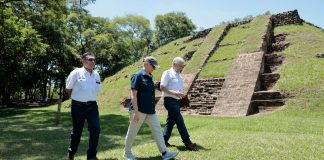 Sitio arqueológico Cihuatán en El Salvador será intervenido con fondos de Estados Unidos La encargada de Negocios de la Embajada de Estados Unidos, Naomi Fellows (c), visita el Parque Arqueológico Cihuatán este jueves, en Aguilares (El Salvador). Foto La Hora: EFE