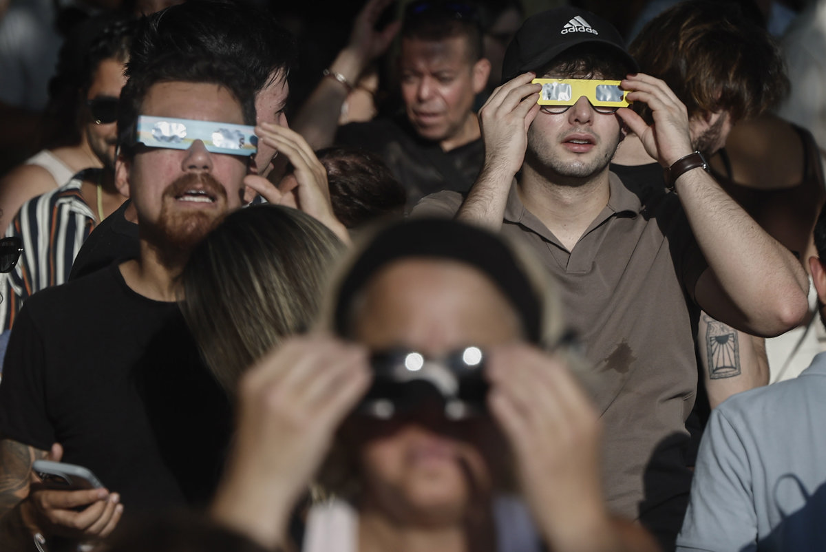 MADRID, 12/08/2026.-Una multitud de personas espera del comienzo del eclipse de Sol en Madrid este miércoles.- EFE/ Sergio Pérez