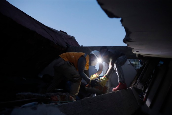 Personas trabajan en labores de rescate en una edificación colapsada por el terremoto de magnitud 7,4 que sacudió al país este lunes, en Cali (Colombia). Foto La Hora: EFE 
