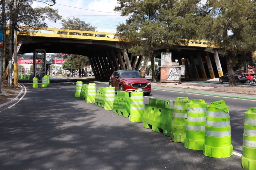 El Ministerio de Comunicaciones instaló un soporte metálico sobre el puente del Anillo Periférico, el cual presenta daños.