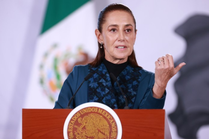 La presidenta de México, Claudia Sheinbaum, habla durante una rueda de prensa este lunes, en Palacio Nacional de la Ciudad de México (México). Foto La Hora. EFE