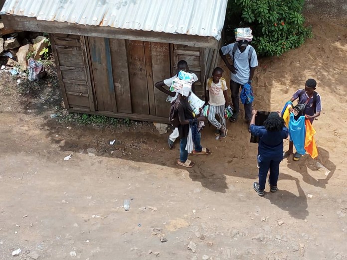 Fotografía cedida por el hondureño Brayan Sánchez tomada con su teléfono móvil que muestra la zona donde vive junto a otros sus compañeros latinos, después de ser deportados desde Estados Unidos, en Bangui (República Centroafricana). Foto La Hora: EFE