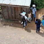 Fotografía cedida por el hondureño Brayan Sánchez tomada con su teléfono móvil que muestra la zona donde vive junto a otros sus compañeros latinos, después de ser deportados desde Estados Unidos, en Bangui (República Centroafricana). Foto La Hora: EFE