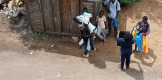 Fotografía cedida por el hondureño Brayan Sánchez tomada con su teléfono móvil que muestra la zona donde vive junto a otros sus compañeros latinos, después de ser deportados desde Estados Unidos, en Bangui (República Centroafricana). Foto La Hora: EFE