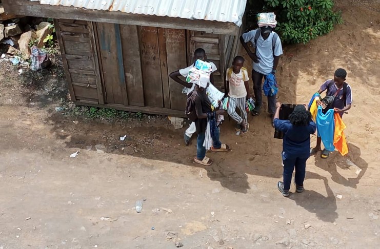 Migrantes de Honduras, Cuba y Ecuador acusan a EE. UU. de deportarlos a África por sorpresa Fotografía cedida por el hondureño Brayan Sánchez tomada con su teléfono móvil que muestra la zona donde vive junto a otros sus compañeros latinos, después de ser deportados desde Estados Unidos, en Bangui (República Centroafricana). Foto La Hora: EFE