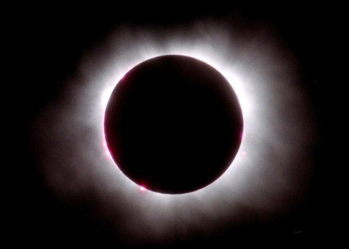 La corona solar vista en el cielo de Bucarest durante un eclipse solar total. Foto: EFE.