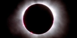 Toda la ciencia que cabe en un eclipse: desde validar a Einstein a estudiar la ionosfera La corona solar vista en el cielo de Bucarest durante un eclipse solar total. Foto: EFE.