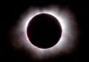 La corona solar vista en el cielo de Bucarest durante un eclipse solar total. Foto: EFE.