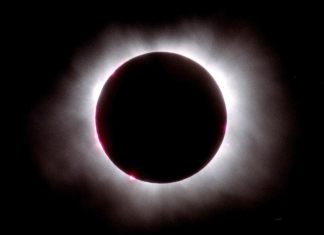 Toda la ciencia que cabe en un eclipse: desde validar a Einstein a estudiar la ionosfera La corona solar vista en el cielo de Bucarest durante un eclipse solar total. Foto: EFE.